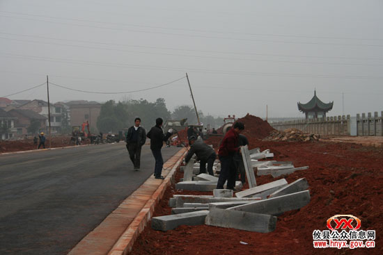 十大重点工程：县城滨江风光带建设已完成路面沥青铺设