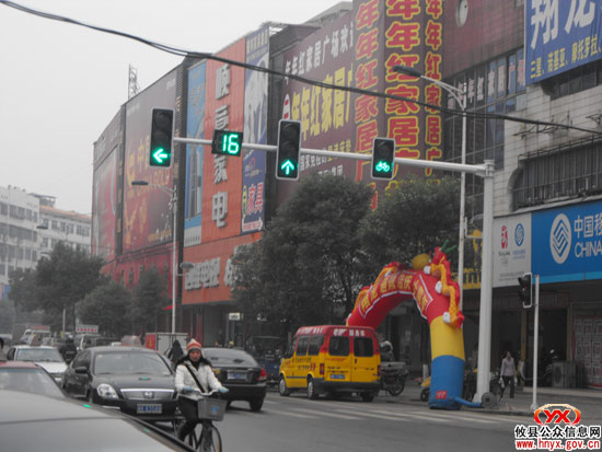 县城交通路新增3处交通信号灯已投入使用