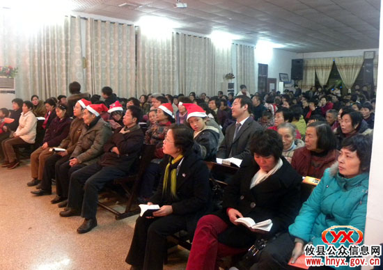 圣诞之夜，教堂演出引来众人观看