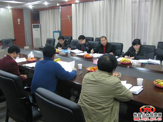 县政绩考核组对国土资源局进行年度考核