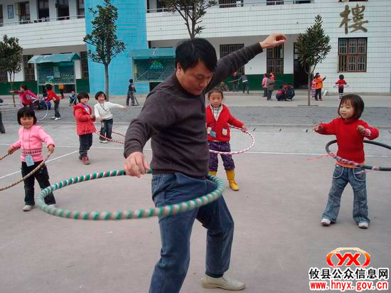 县城交通路小学推行“阳光体育”迎元旦