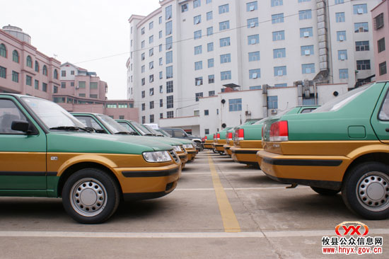 我县第一批24台新出租车已登场“亮相”