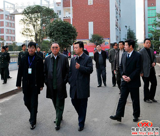周玉书中将到长鸿学校和丽水山庄视察
