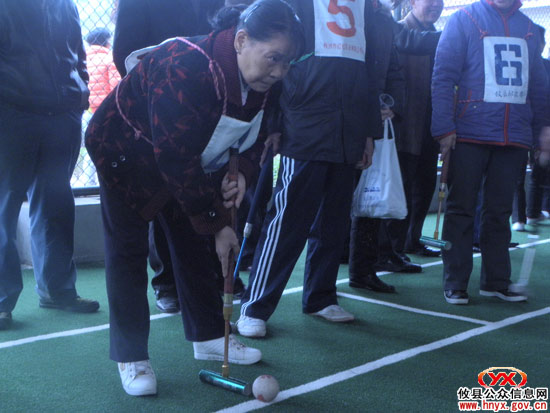 县风雨草皮门球场开业暨城关镇“友谊杯”邀请赛举行