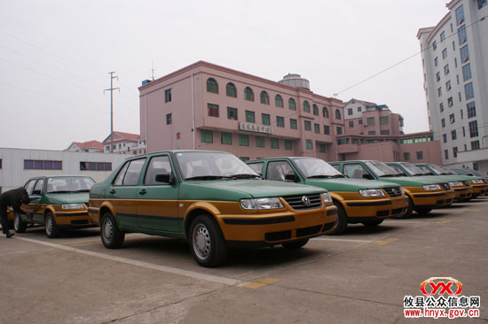 我县第一批24台新出租车已登场“亮相”