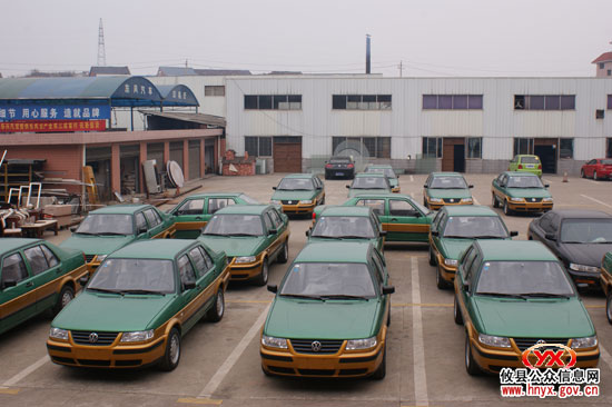 我县第一批24台新出租车已登场“亮相”