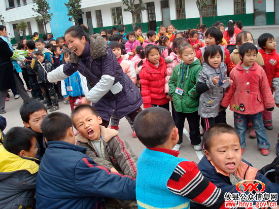 县城交通路小学推行“阳光体育”迎元旦