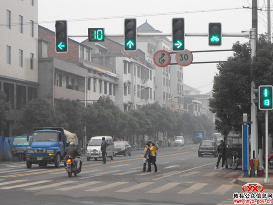 县城交通路新增3处交通信号灯已投入使用