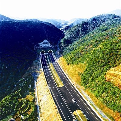 途径攸县的衡炎高速号称“五彩公路”今日胜利通车