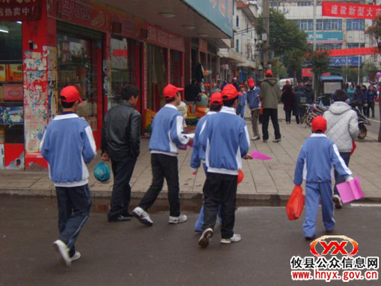 三创四化：团县委组织106名“小红帽”开展文明劝导