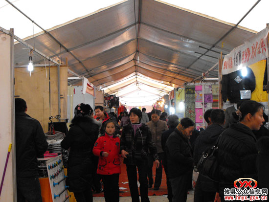 “双休”见闻：体育场展销会上顾客逐日增加