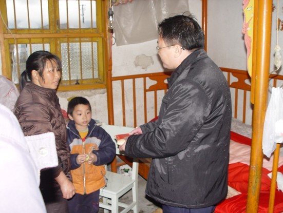 县教育局将2万元捐款送到段琪手中