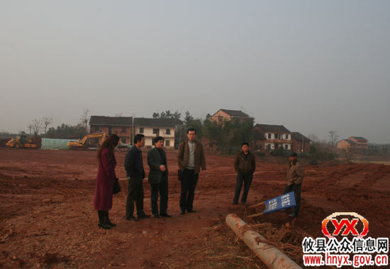 市政绩考核组考核我县重点工程工作