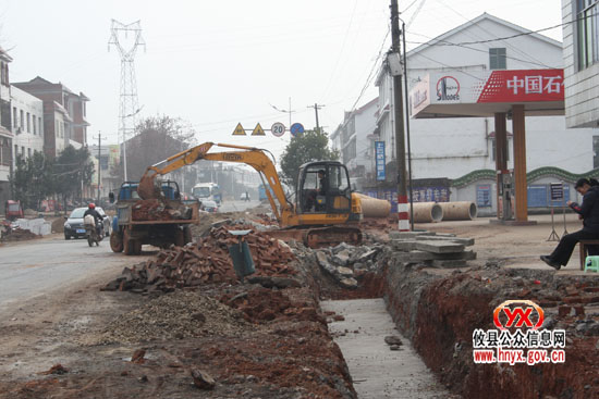 上云桥镇区街道正在改造，请驾驶员慢一点