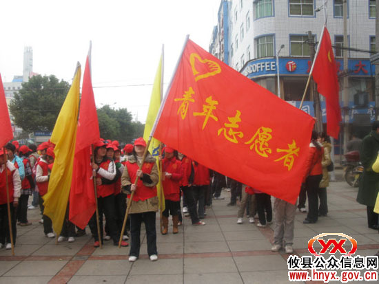 团县委组织161名青年志愿者进行文明劝导