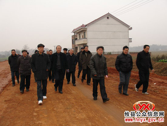 攸县组织部分离退休老干部视察交通重点工程