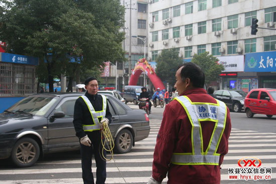 寒风冷雨中：他们，为的是确保交通更畅通