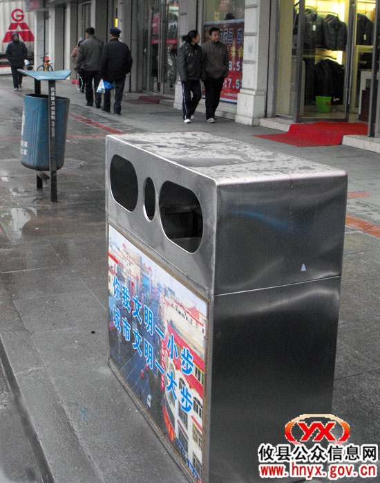 三创四化：60个新型果皮垃圾箱相继在县城街道亮相