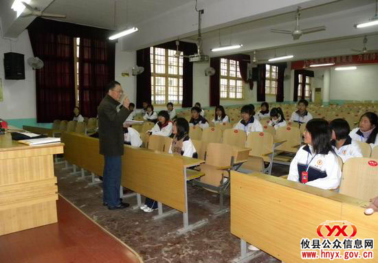 县教育局将“校长进课堂”列入考核内容之中