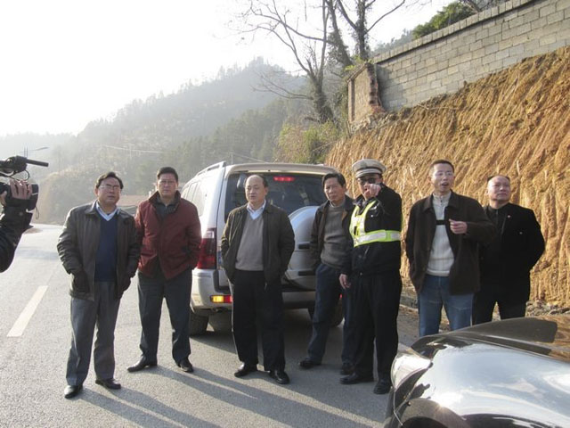 周建光督查交通整治、打黑除恶、创卫三项工作