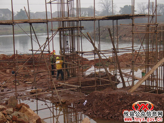 攸县组织部分离退休老干部视察交通重点工程