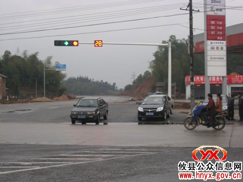 攸县农村第一处交通信号灯在网岭洞井铺安装并使用