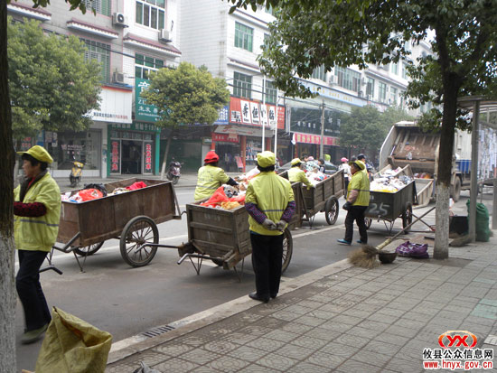 三创四化：我县城区实行垃圾定点定时收集