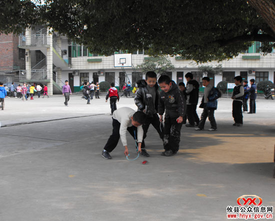 东北街学校重视指导学生的课间体育活动