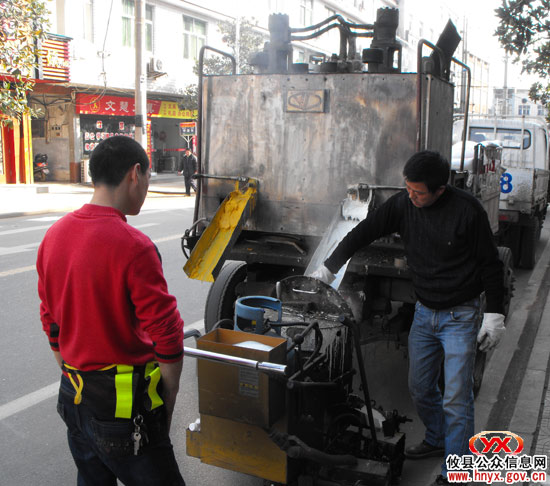 我县公交车临时停靠有了“专用车站”