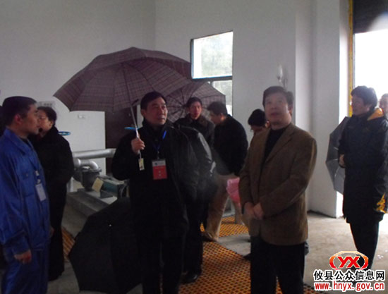 省检查组汪伟一行冒雨检查验收我县污水处理项目
