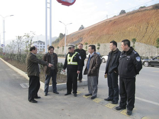 周建光督查交通整治、打黑除恶、创卫三项工作