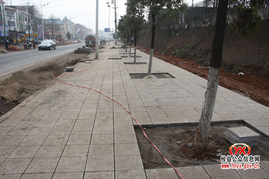 上云桥镇区街道正在改造，请驾驶员慢一点