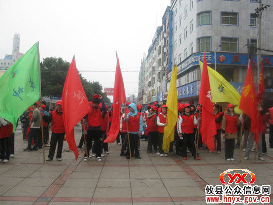 团县委组织161名青年志愿者进行文明劝导