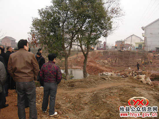 攸县组织部分离退休老干部视察交通重点工程