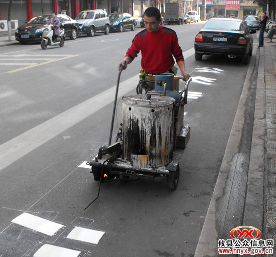 我县公交车临时停靠有了“专用车站”