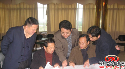 县委常委尹诺昂到“远大”公司研究居民安置区工作