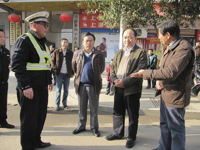 周建光督查交通整治、打黑除恶、创卫三项工作