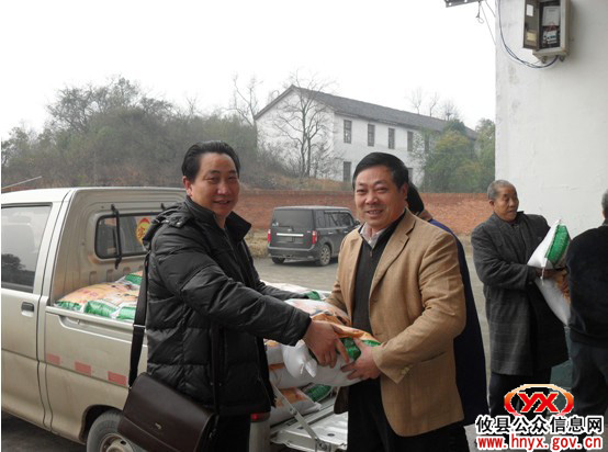 鸭塘铺“绿丰米业”向乡敬老院献爱心