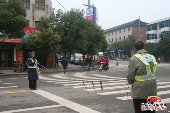 寒风冷雨中：他们，为的是确保交通更畅通