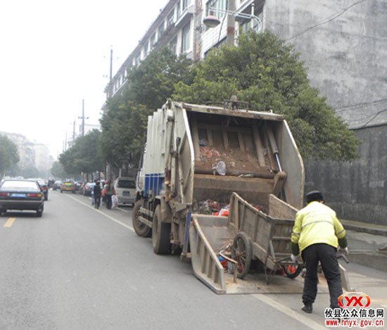三创四化：我县城区实行垃圾定点定时收集