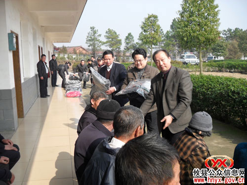 网岭502饲料厂一片爱心温暖孤寡老人