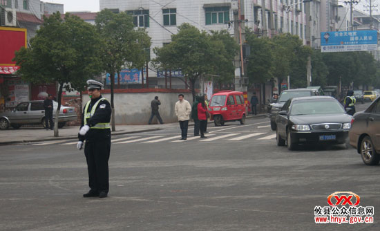 寒风冷雨中：他们，为的是确保交通更畅通