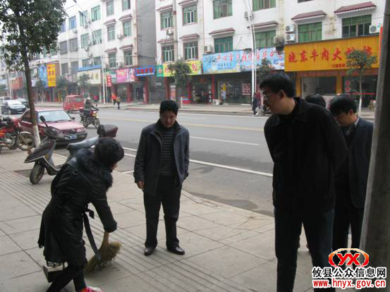 我县县直机关干部积极参与县城卫生交通秩序规劝
