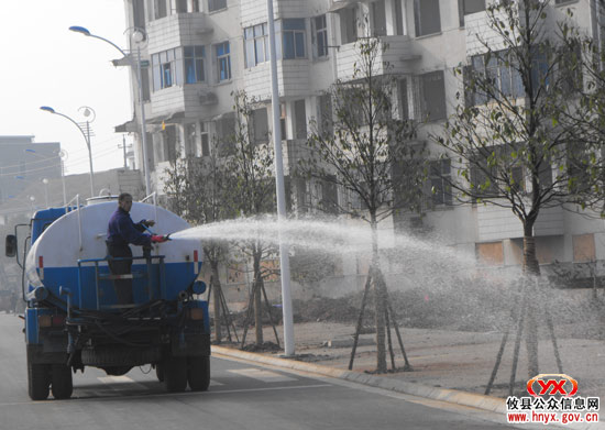 县城滨江大道树木正在加紧养护中