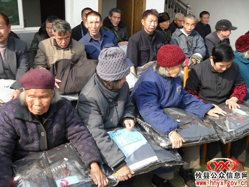 网岭502饲料厂一片爱心温暖孤寡老人