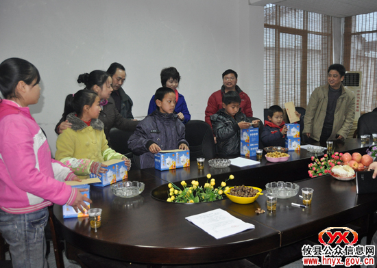 县委常委、统战部长汤小红一行到坪阳庙走访人大代表和特困学生