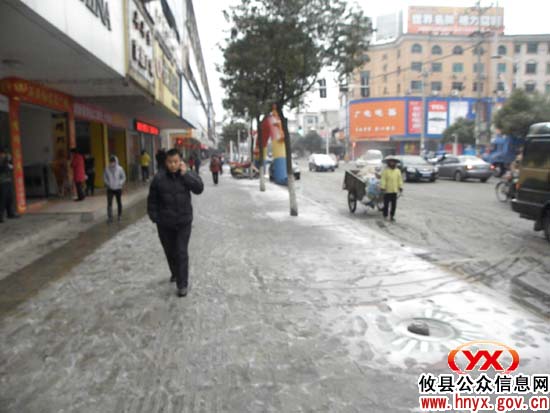 交警、环卫工顶风冒雪坚守在第一线