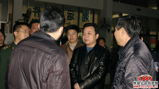 县长胡湘之一行客运站场检查安全工作
