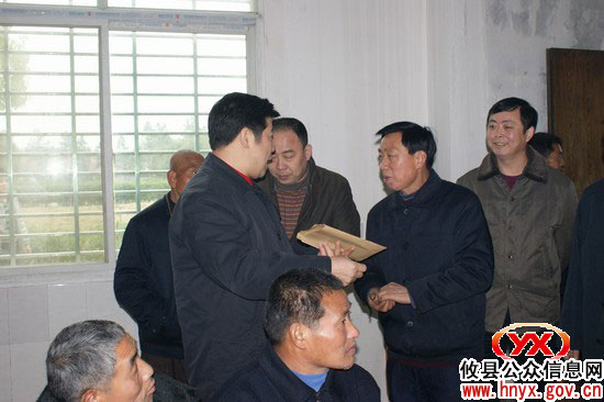 大年三十：邝邹飞、胡湘之到敬老院与老人们吃团圆饭