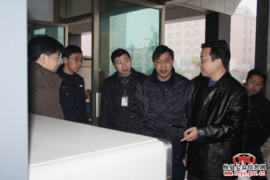 县长胡湘之检查消防、食品、道路交通运输安全工作